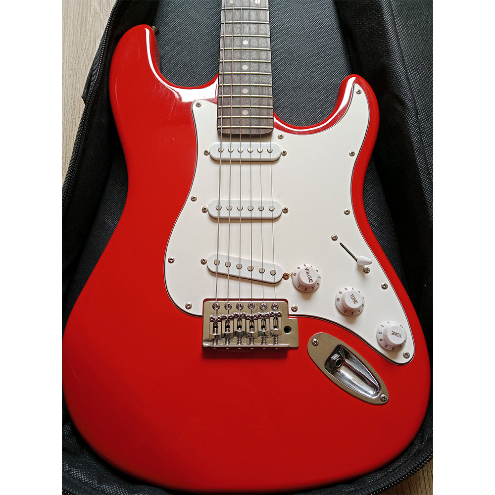 GUITARRA ELÉCTRICA CHATEAU ST1 CON ESTUCHE (USADA)