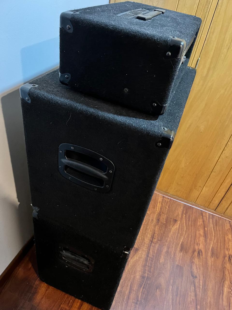 AMPLIFICADOR DE BAJO Y DOS CABINAS LANEY RB9 300 W (USADO)